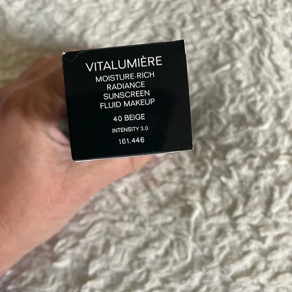 CHANEL Vitalumière SPF 15 Foundation 40 Beige - New - rare find, discontinued